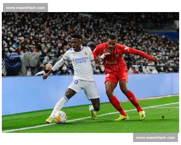 国家德比爆赛后混战！维尼修斯怒冲对手，警方出面平息